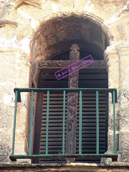 Cruz sobre la Portada Barroca de la Capilla de la Yedra 