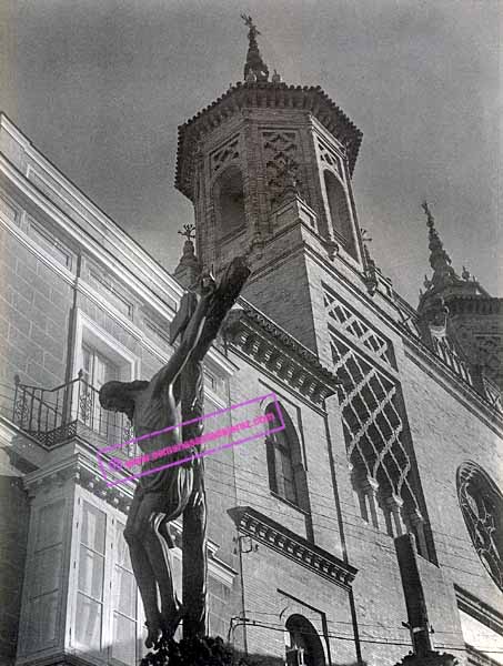 El Cristo de la Buena Muerte y de fondo la fachada neomudejar de "Las Reparadoras". Año 1965 (Foto: Eduardo Pereiras)