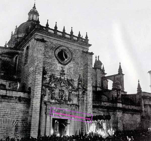 La puerta de la Encarnación sirve de fondo al encuentro del paso de la Esperanza de la Yedra con el del Cristo de la Buena Muerte (Foto: Eduardo Pereiras)