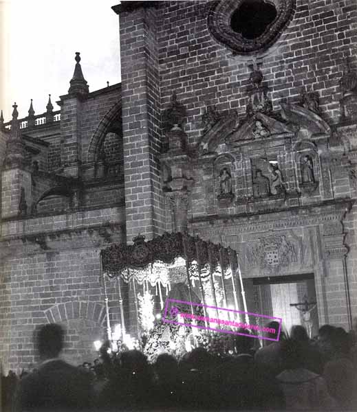 Está terminando "la madrugá" y los fieles contemplan "un encuentro" que ya es tradicional (Foto: Eduardo Pereiras)