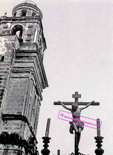 Años 70. El Santisimo Cristo de la Buena Muerte junto a la torre de su antigua sede, la Iglesia de la Victoria (Foto: Diego Romero)