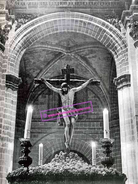 Santísimo Cristo de la Buena Muerte, en la madrugada del Viernes Santo, a su paso por la Santa Iglesia Catedral. Años 80 (Foto: Diego Romero)