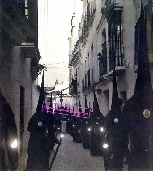 Una calle cofradiera por excelencia: Carpinteria Baja. Mañana del Viernes Santo de la Hermandad de la Buena Muerte. Una estampa de la primera mitad de la década de los 80 del siglo XX (Foto: Anónima)