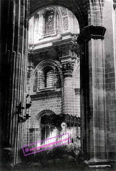 Paso de Palio de María Santísima del Dulce Nombre dentro de la Catedral en la Madrugada del Viernes Santo. Década de los 80 (Foto: Diego Romero)