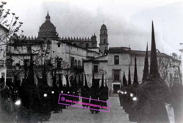 La Hermandad de la Buena Muerte se dirige a la Colegial en el amanecer del Viernes Santo, a principios de los años 60 (Foto: Eduardo Pereiras)