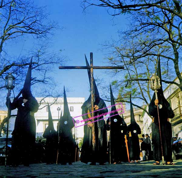 Años 70. Cruz de Guia de la Hermandad del Santisimo Cristo de la Buena Muerte, la foto fue tomada en la calle Ancha, a la recogida camino de su antigua sede, la Iglesia de la Victoria (Foto: Diego Romero)