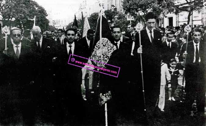 Estreno del Guion o Estandarte de la Hermandad de la Buena Muerte en la procesión del Corpus del año 1959. Pueden verse los componentes de la primera Junta de Gobierno, con D.Francisco Nuñez Jiménez como Hermano Mayor (Foto: Hermandad de la Buena Muerte)