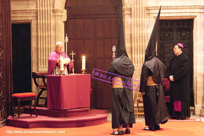 Diputado de Cruz de Guia solicitando la venia de paso en la Santa Iglesia Catedral para la Hermandad del Cristo de la Buena Muerte