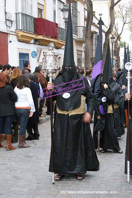 Nazareno con farol que acompaña a la Cruz de Guia de la Hermandad del Cristo de la Buena Muerte 