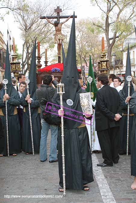 Nazareno que porta el Libro de Reglas de la Hermandad del Cristo de la Buena Muerte