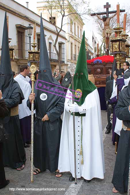 Representacion de la Hermandad de la Yedra en la Presidencia del Paso de Misterio de la Hermandad del Cristo de la Buena Muerte