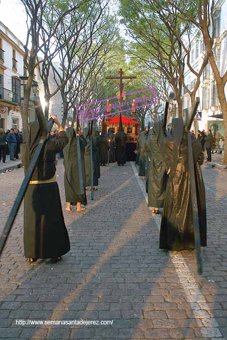 Penitentes tras el Paso del Cristo de la Hermandad del Cristo de la Buena Muerte