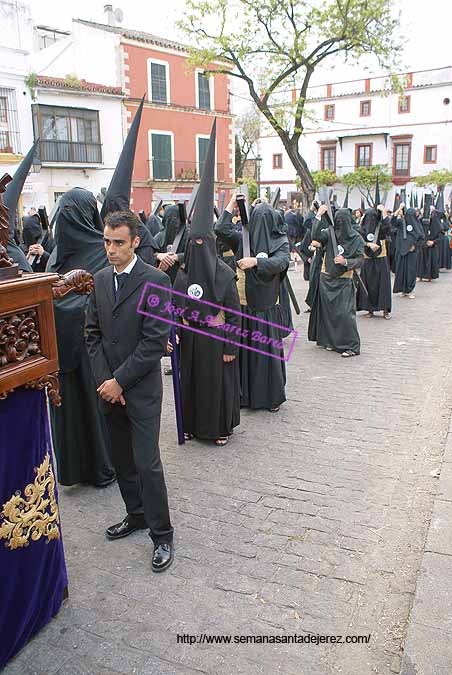 Penitentes tras el Paso del Cristo de la Hermandad del Cristo de la Buena Muerte