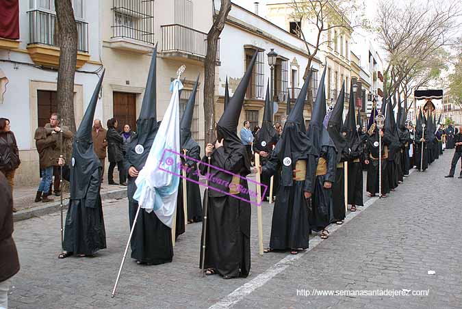 Cortejo del paso de Palio y, en primer término, presidencia de la Bandera de la Virgen de la Hermandad del Cristo de la Buena Muerte