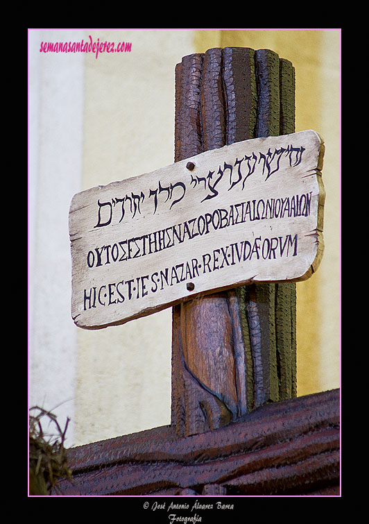 Detalle del INRI de la cruz del Santísimo Cristo del Perdón