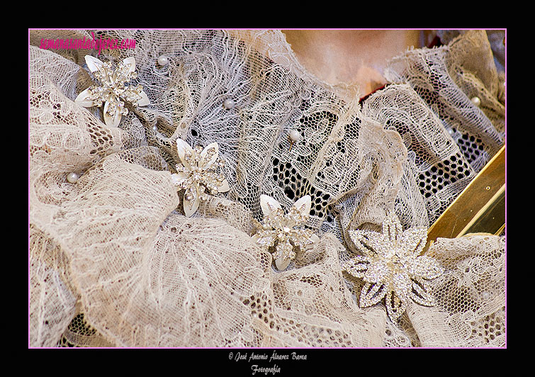 Broches en el rostrillo de María Santísima del Perpetuo Socorro