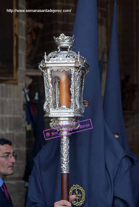 Farol que acompaña a la Cruz de Guía de la Hermandad del Santísimo Cristo del Perdón