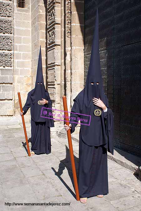 Nazarenos del cortejo del Cristo de la Hermandad del Santísimo Cristo del Perdón