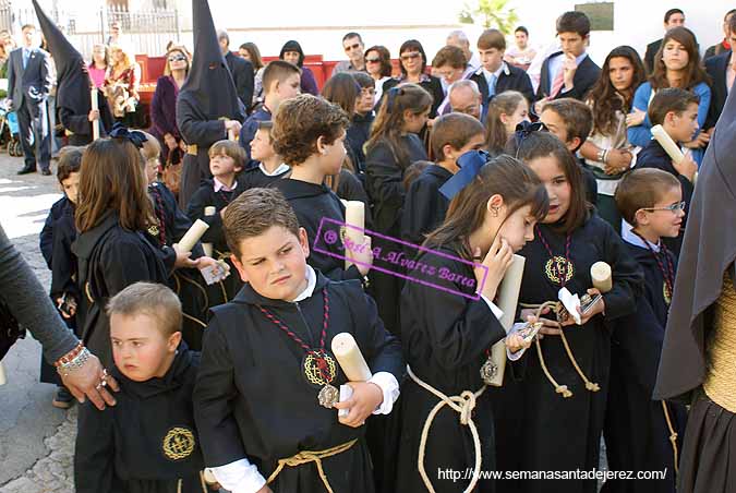 Grupo de pequeños nazarenos de la Hermandad del Cristo del Perdón