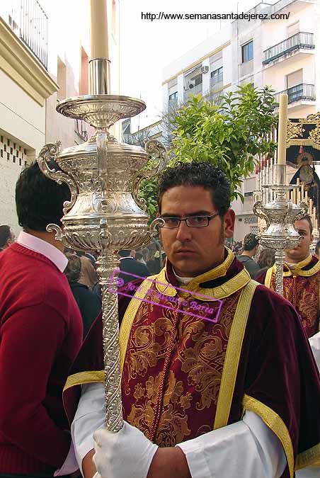 Acólitos ceriferarios del Paso de Palio de la Hermandad del Cristo del Perdón