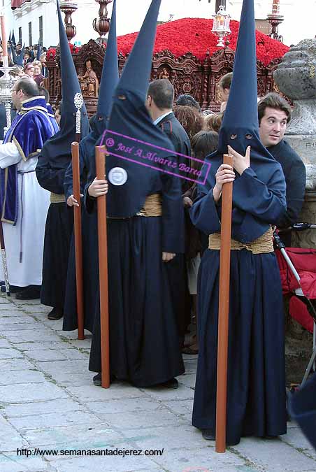 Nazarenos del cortejo del Cristo de la Hermandad del Santísimo Cristo del Perdón