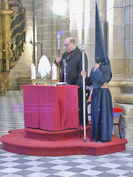 Diputado de Cruz de la Hermandad del Cristo del Perdón pidiendo la venia para realizar estacion en la Catedral