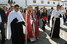 Preste acompañado por dos Acólitos cerrando el cortejo de palio de la Hermandad del Cristo del Perdón