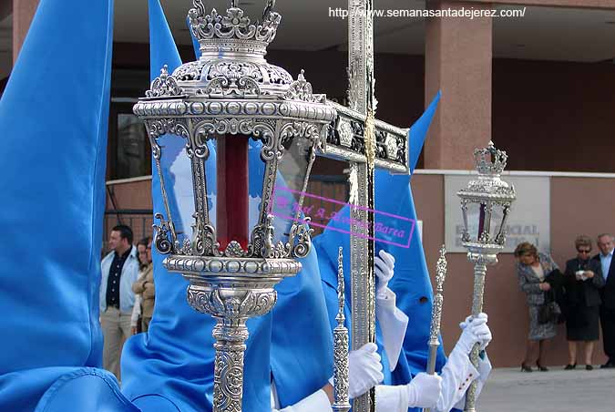 Faroles que acompañan a la Cruz de Guia de la Hermandad del Cristo de Exaltación