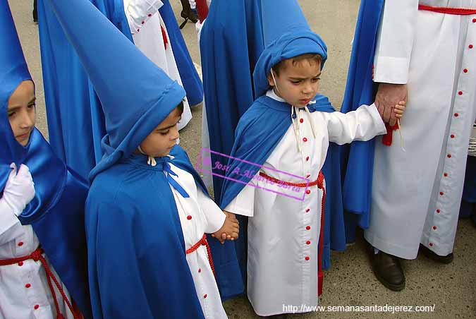 Pequeños nazarenos de la Hermandad del Cristo de Exaltación