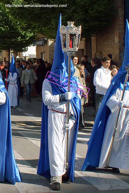 Nazareno con farol que acompaña al Guión Sacramental de la Hermandad del Cristo de Exaltación