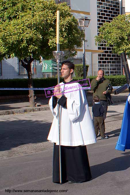 Cirial que acompaña a la Cruz Parroquial de la Hermandad del Cristo de la Exaltación