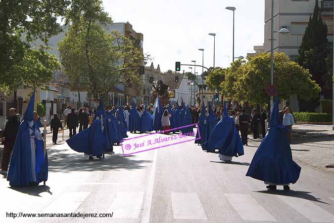 Cortejo de nazarenos del Paso de Palio de la Hermandad del Cristo de la Exaltación