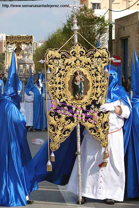 Nazareno que porta el Simpecado de la Hermandad del Cristo de la Exaltación