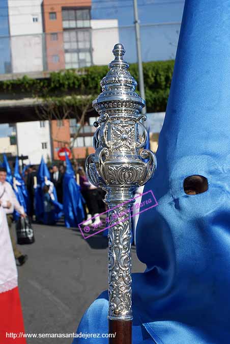 Pertiga del nazareno que porta el Libro de Reglas de la Hermandad del Cristo de la Exaltación