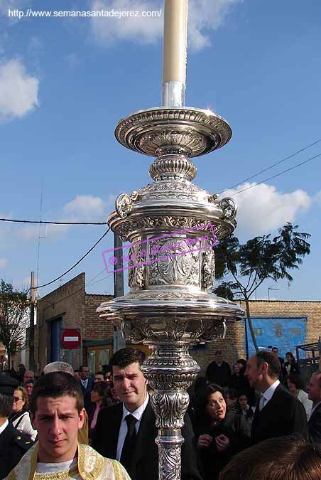 Cirial del cortejo del paso de Palio de la Hermandad del Cristo de la Exaltación