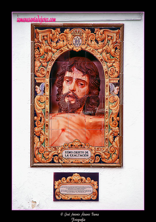 Retablo cerámico del Santísimo Cristo de la Exaltación (Frente al Centro Comercial de la Barriada de la Asunción)