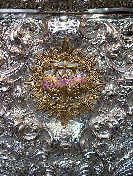 Escudo de la Hermandad en el respiradero frontal del Paso de Nuestra Señora de Loreto