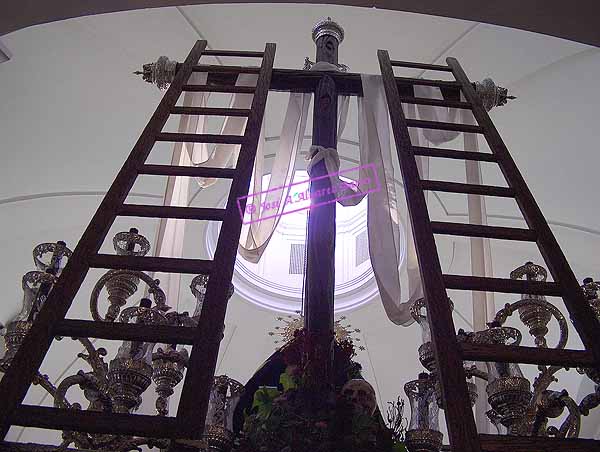 Cruz con escaleras y sudario en el Paso de Nuestra Señora de Loreto