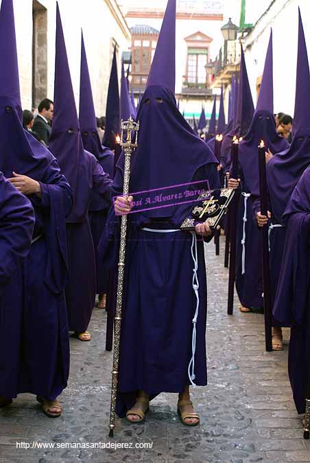 Nazareno que porta el Libro de Reglas de la Hermandad de Nuestra Sra. de Loreto