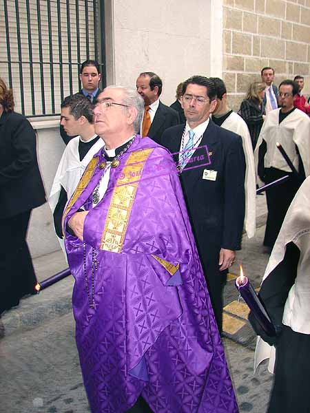 Preste tras el paso de la Hermandad de Nuestra Señora de Loreto