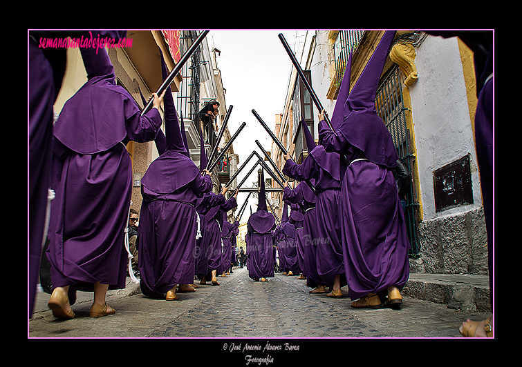 Primer tramo de nazarenos de la Hermandad de Loreto