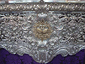 Escudo de la Hermandad en el respiradero trasero del Paso de Nuestra Señora de Loreto