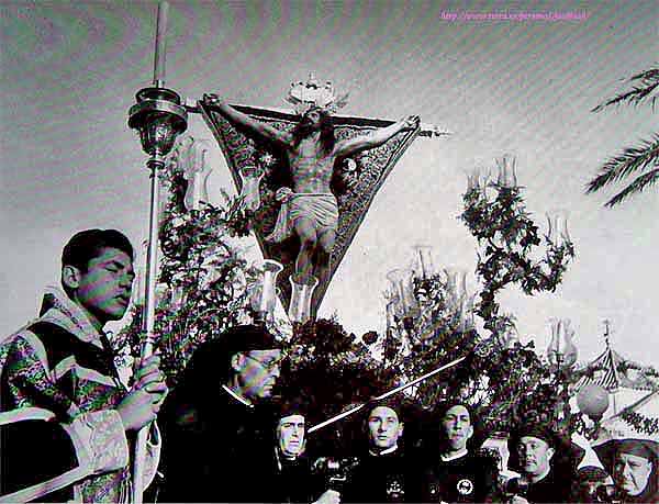 El Cristo el Viernes Santo en los años cincuenta. La vela todavia no es de malla bordada