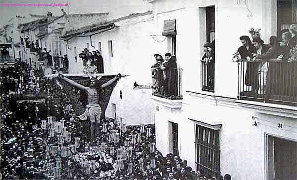 Santísimo Cristo de la Expiración por la calle Sol en el año 1947. Con los bordados de esta vela se realizó el Simpecado que en la actualidad tiene la Hermandad. A los pies de la imagen, una corona. La costumbre de ofrecer coronas de flores a las imágenes desapareció en los años 50