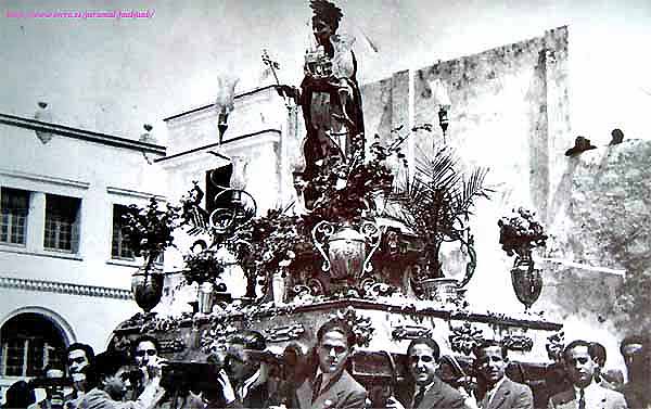 San Pedro González Telmo, patrón de barqueros, de areneros y de toda la gente relacionada con el mar, procesionando por los alrededores de lo que fueron las playas que llevan su nombre. Años 1939/40