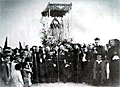 Años 20. La Virgen del Valle con palio de ocho varales.Se observan hermanos con la túnica de Jesús Nazareno al fondo de la imagen. Los bordados del palio son hoy propiedad de una Hermandad de Rota