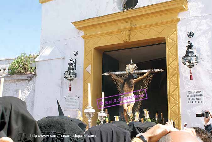 Paso del Santísimo Cristo de la Expiración a la salida de la Ermita de San Telmo 