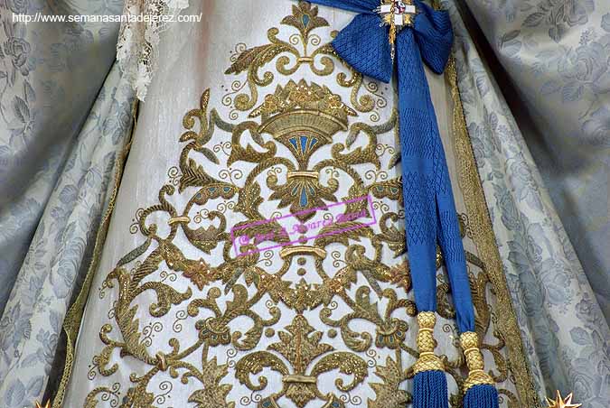 Detalle de los bordados de la saya de María Santísima del Valle