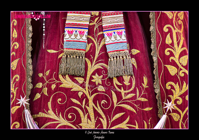 Detalle de los bordados de la saya de María Santísima del Valle