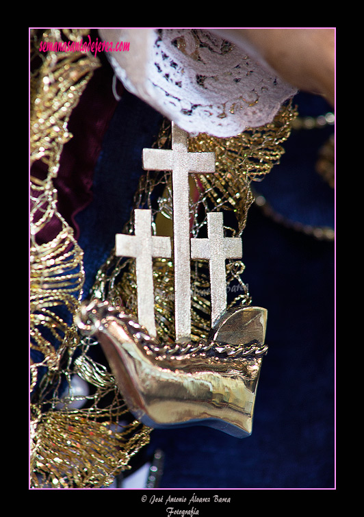 Colgante con la barca y las cruces en la mano de María Santísima del Valle